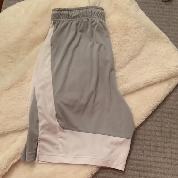 Men’s Nike Dri Fit Athletic Shorts Medium - Picture 2 of 3